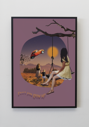 różowe tło, na pierwszym planie dziewczyna za huśtawce zawieszonej na gałęzi spogląda na surrealistyczny świat w kole- kobieta z dzieckiem na pustyni, słońce w pełni, latający stary samochód