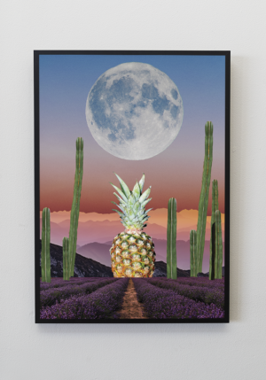 kolaż surrealistyczny: wielki księżyc na niebie, po lewej i prawej stronie autostrady kaktusy, a na środku ogromny ananas