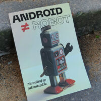 plakat "android nie robot" zdjęcie na schodkach