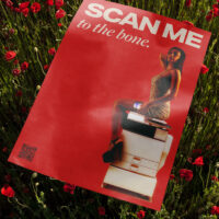 plakat "scan me - to the bone" w makach