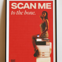 plakat "scan me - to the bone" ramka z passe partout