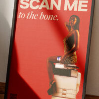 plakat "scan me - to the bone" w ramce