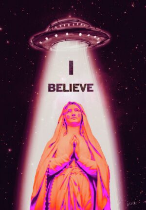 Plakat z Maryjką. Matka Boska ze wzrokiem skierowanym w niebo, patrzy na UFO. Napis I believe. Plakat dekoracyjny dla wierzących i wątpiących.